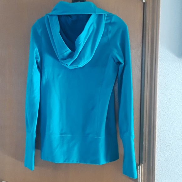 Lululemon top with hood women - Picture 2 of 3